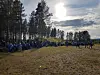 Det var mulig å kose seg i sola på samlingsplassen på Strandbygda skistadion både før og etter kveldens løp.