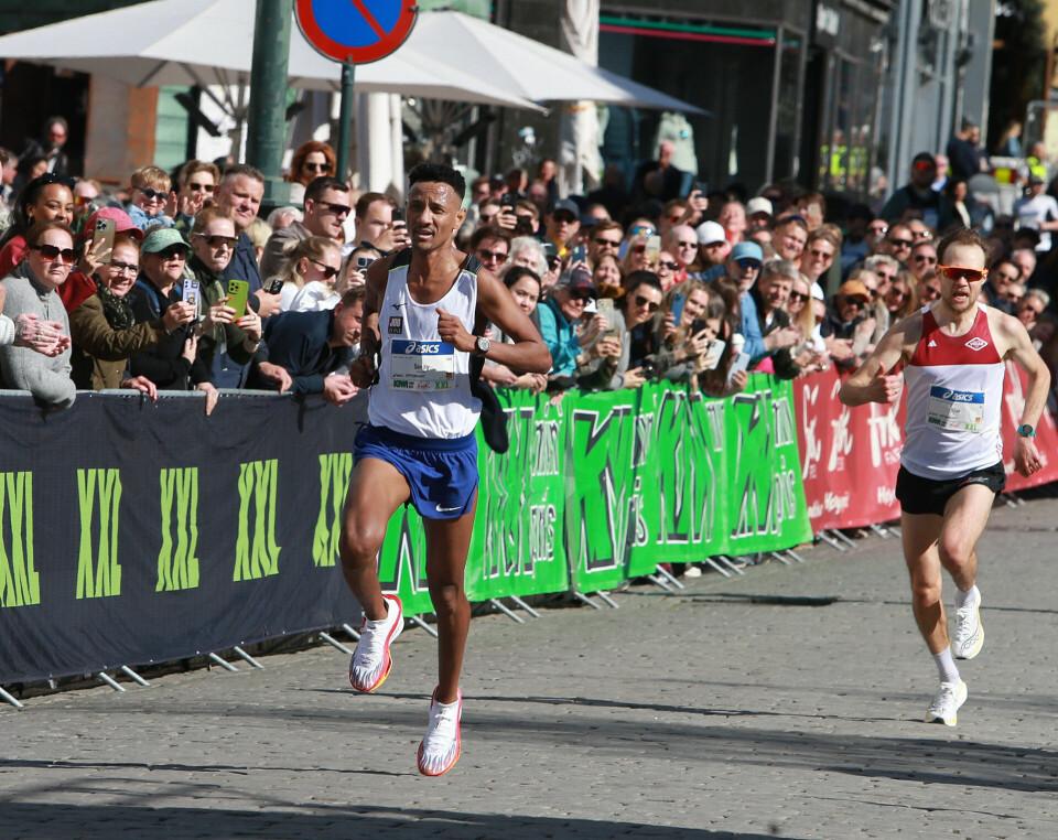 Senay Fissehatsion og Sjur Prestsæter mot mål. (Foto: Kjell Vigestad)