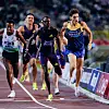 Jakob Ingebrigtsen slenger fram over målstreken rett bak vinneren Cameron Myers og toeren Phanuel Koech på King Baudouin Stadium.