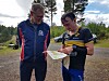 Arrangør og løypelegger Kai Solum diskuterer løypa med Simen Ballangrud.