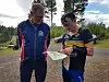 Arrangør og løypelegger Kai Solum diskuterer løypa med Simen Ballangrud.