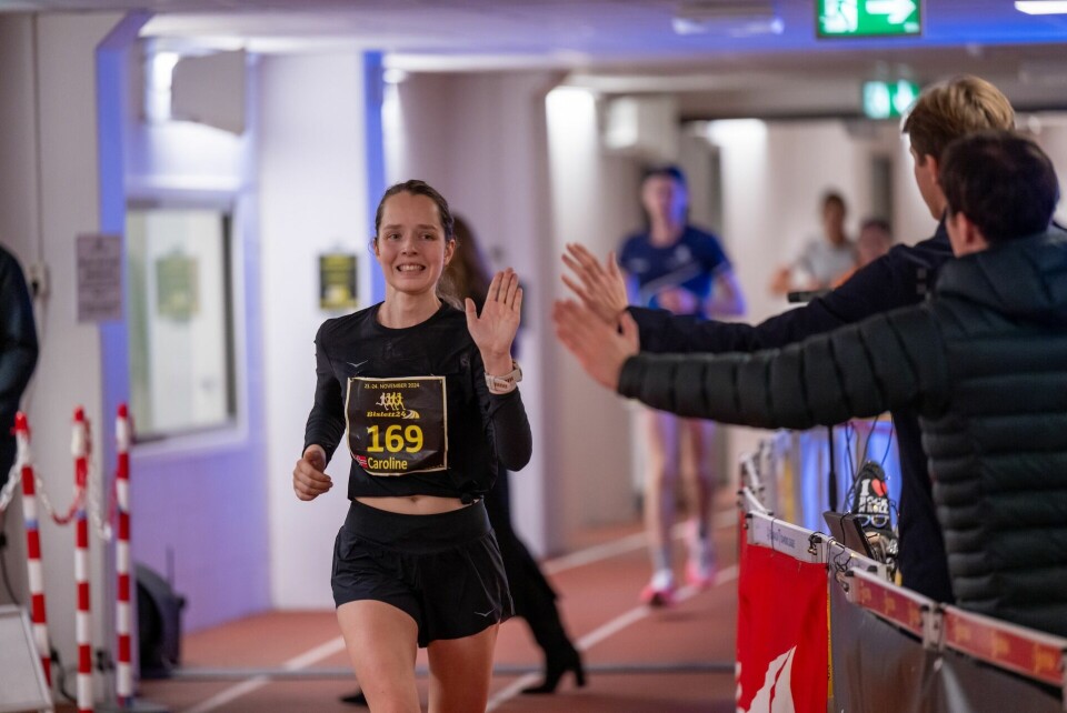 High five midt på natta hjalp Caroline Nome opp i tet og inn til seier. (Foto: Samuel Hafsahl)