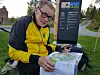 Her sjekker Hans A. Tingvold liveresultatene mot kartet og løypa.
