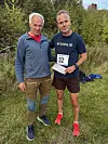 Raymond Rosager mottok kveldens bonus av karusellgeneral Jan Erik Sundt.
