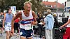 Arne Hasvoll er en av to løpere i klasse 80 til 84 år på maraton. Her er han ved drikkestasjonen ved Frogner stadion.