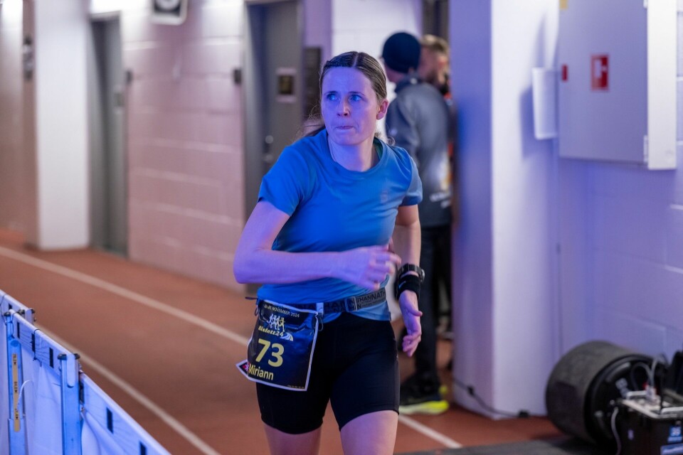 Miriann Andersen med fokus på resultattavla som viser at trønderen har kontroll på 2. plassen. (Foto: Samuel Hafsahl)