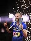 Josh Kerr med World Athletics Ultimate Championship-trofeet - og en god slump penger inn på konto for skotten.