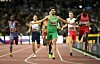 Djamel Sedjati feirer idet han krysser målstreken som den første vinneren på 800 m for menn i ulitimate-VM  i Budapest.