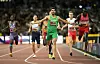 Djamel Sedjati feirer idet han krysser målstreken som den første vinneren på 800 m for menn i ulitimate-VM  i Budapest.
