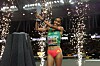 Likina Amebaw feirer med troféet på pallen etter seieren på kvinnenes 5000 meter-finale.