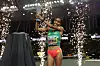 Likina Amebaw feirer med troféet på pallen etter seieren på kvinnenes 5000 meter-finale.