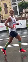 Hoel underveis i et vått maratonløp.