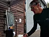Sigurd Dælhi leser av brikka etter målgang.