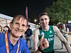 Møte med den ferske 800 m-vinneren Mark English utenfor stadion.