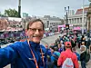 Klar for å følge maratonløpet i den tøffe løypa midt i byen. Det var også et stort mosjonsløp i den samme 5 km lang løypa rett etterpå. Pliktene kallet på stadion så jeg rakk ikke å delta på det.