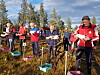 En rekke med løpere klare til start med sola rett imot.