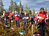En rekke med løpere klare til start med sola rett imot.