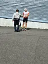 Anders Tveit får sin velfortjente premie etter seieren på 24 km.