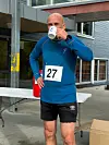 John Erik Loland får seg en god slurk fra premiekoppen etter 24 kilometers innsats.