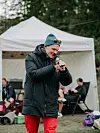 Øystein (Pølsa) Pettersen i aksjon som speaker på hjemmebane på Røyslimoen stadion.