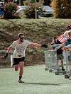 Davis Mertz fra Luxembourg med high five på oppløpet på sin 10 km.