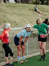 Trine Goa og Stine Monika Obstfelder Hansen puster ut mellom rundene på backyarden.