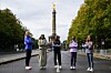 Alisa Vainio, Dera Dida, Tigst Assefa, Rosemary Wanjiru og Manon Trapp (fra venstre til høyre) på plass foran Siegessäule.