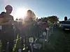 Løpere klare til start i kveldssola.