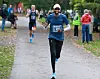 Halvveis: Etter første runden er 10 km-løperne tilbake i parken og Hamse Looyar som fylte 42-år løpsdagen, har fått en klar ledelse på Casper Rønning, som fortsatt holder 2. plassen.