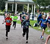 De eldste var snart i tet og rundet parkpaviljongen og løp mot mål hvor det ventet en stor medalje.