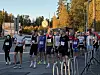 Skyggen var i ferd med å falle på løperne da starten gikk kl 18, men sola kastet et høstlig og fargerikt glans på kulissene i Ankerskogen denne kvelden.