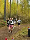 Anna Birkely (89) fra Arneberg, som var med å dra i gang Glommamila på Elverum i år, deltok samme med 36 andre jenter backyardløpet i hjemkommunen.