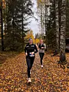 Kerstin Gustafsson fra Vaaler IF i høstlige omgivelser på en av sine runder i nabobygda.