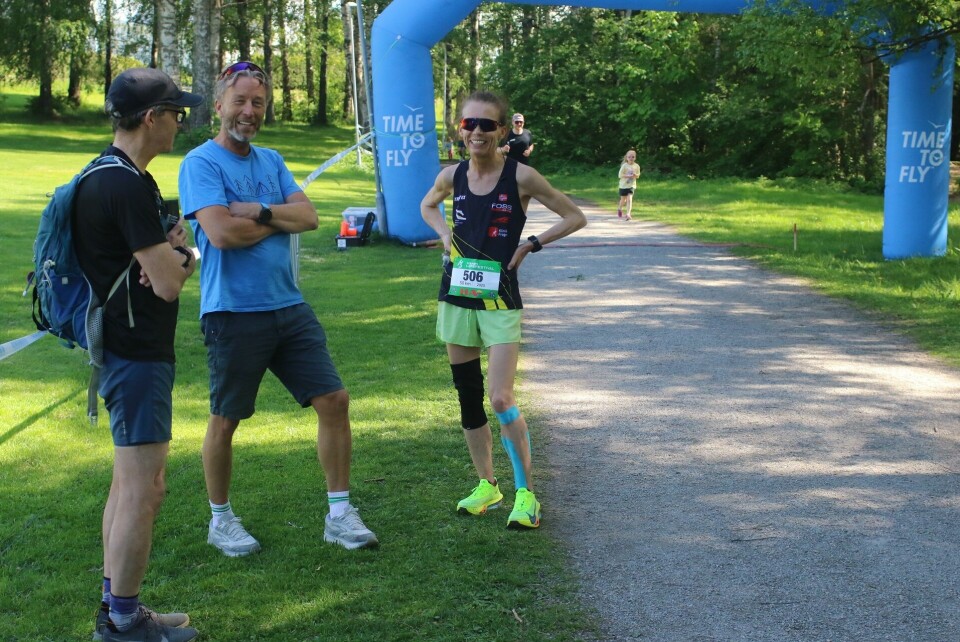 Ingvild Aurdal i prat med løpsfestival-general Geir Vestby umiddelbart etter målgang.