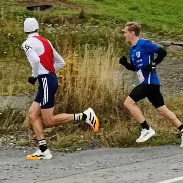 Sjur Krystad Prestsæter fra Sportsklubben Vidar hadde følge med fjorårsvinneren Petter Johansen fra Lillehammer IF i store deler av løpet. I mål var Krystad Prestsæter 11 sekunder foran Johansen.