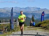 Et øyeblikk med ekstra stor betydning. Ola Kleiven, sønn av Lars Kleiven som Hylja Vertikal 600 ble etablert til minne om, på vei mot målstreken ved Hylja Lodge. I bakgrunnen ruver majestetiske Rondane nasjonalpark. Bildet knytter sammen familiehistorien, løpegleden og den storslåtte naturen som omgir arrangementet.