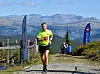 Et øyeblikk med ekstra stor betydning. Ola Kleiven, sønn av Lars Kleiven som Hylja Vertikal 600 ble etablert til minne om, på vei mot målstreken ved Hylja Lodge. I bakgrunnen ruver majestetiske Rondane nasjonalpark. Bildet knytter sammen familiehistorien, løpegleden og den storslåtte naturen som omgir arrangementet.
