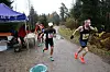 Kim Bertehussen og Håkon Urdal på vei ut fra drikkestasjonen i begynnelsen av markaløypa.