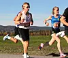 Etter 2,5 km: Maridal henger med bakerst i feltet med Johaug og Bahta