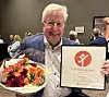 Finn Olsen med hedsbevisningen under NBIFs kompetansesamling sist helg.