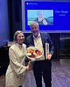 Finn Olsen fikk overrekt prisen fra Birgit Stafne, visepresident i Norges Bedriftsidrettsforbund.