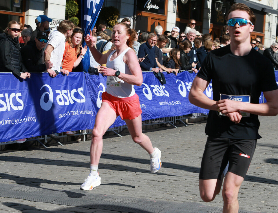 Eli Anne Dvergsdal blir nummer 3. (Foto: Kjell Vigestad)Sentrumsløpet i år for første gang på lenge hadde prengepremier til de tre beste både på 5 og 10 km, - kr 6000 til nr. 1, kr 4000 til nr. 2 og kr 2000 til nr. 3. Der var det likestilling, selv om nivået var veldig forskjellig. Ingen av premievinnerne på 5 km ville hadde sjanse til å vinne en premie på 10 km. Men det gjør kanskje at nivået på de beste på 5 km neste år blir langt bedre.