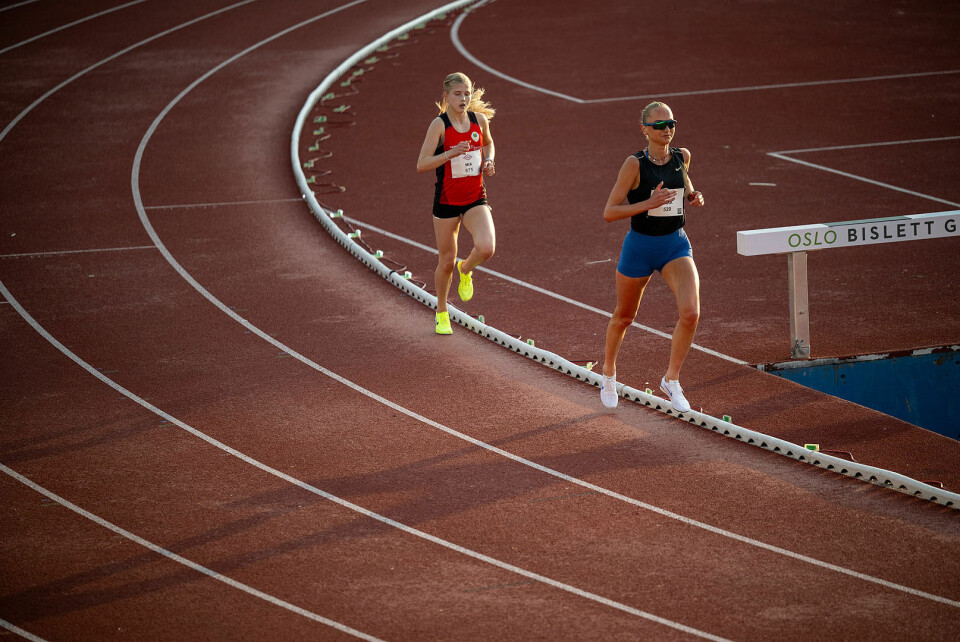 Mia Austevik Bø henger seg på Sara Kjeldsen Lie. (Foto: Samuel Hafsahl)