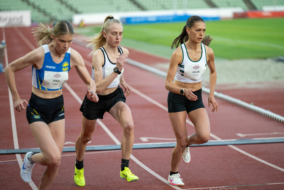 Tre kvinner i elitefeltet på 10000 meter: Dina Lillejordet, Sonja Emilie Moen og Julia Rosén. (Foto: Samuel Hafsahl)