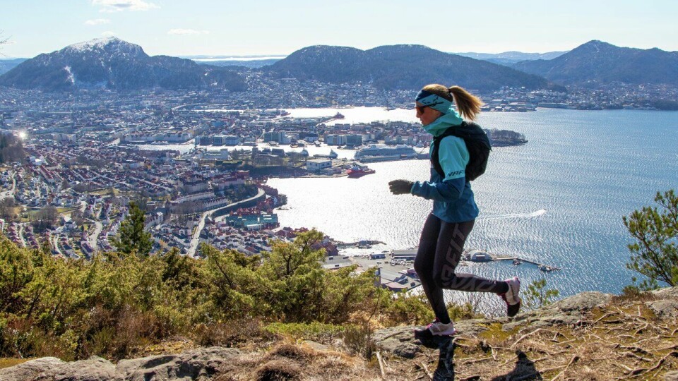 Fin dag: Det er godt å kunne bruke en feriedag på en løpetur i fjellet. Her er det Eli Anne Dvergsdal som løper på Sandviksfjellet i Bergen. (Foto: Arne Dag Myking) Eli Anne Dvergsdal på Sandviksfjellet