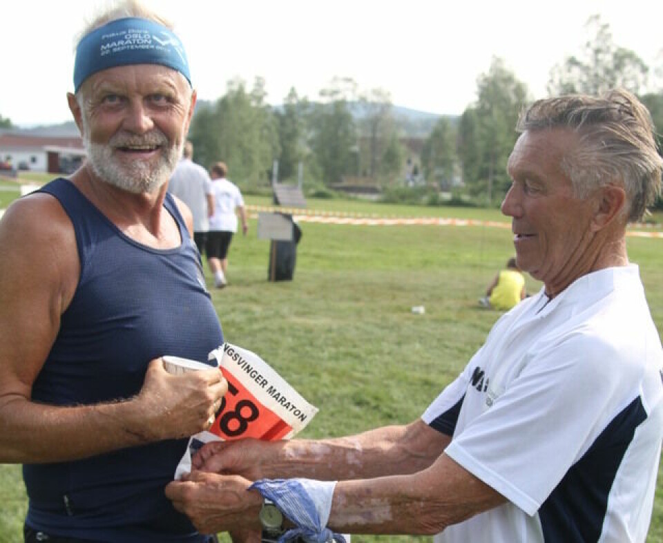 Vidar Frisk Svendsen ønskes velkommen i mål i fjorårets Kongsvinger Maraton av løpsgenral Rolf Hansen. Vidar Frisk Svendsen ønskes velkommen i mål i fjorårets Kongsvinger Maraton av løpsgenral Rolf Hansen.