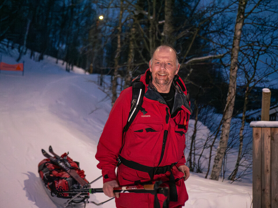 Leif Abrahamsen med pulken han har dratt med hele veien. (Foto: Will Roberts)