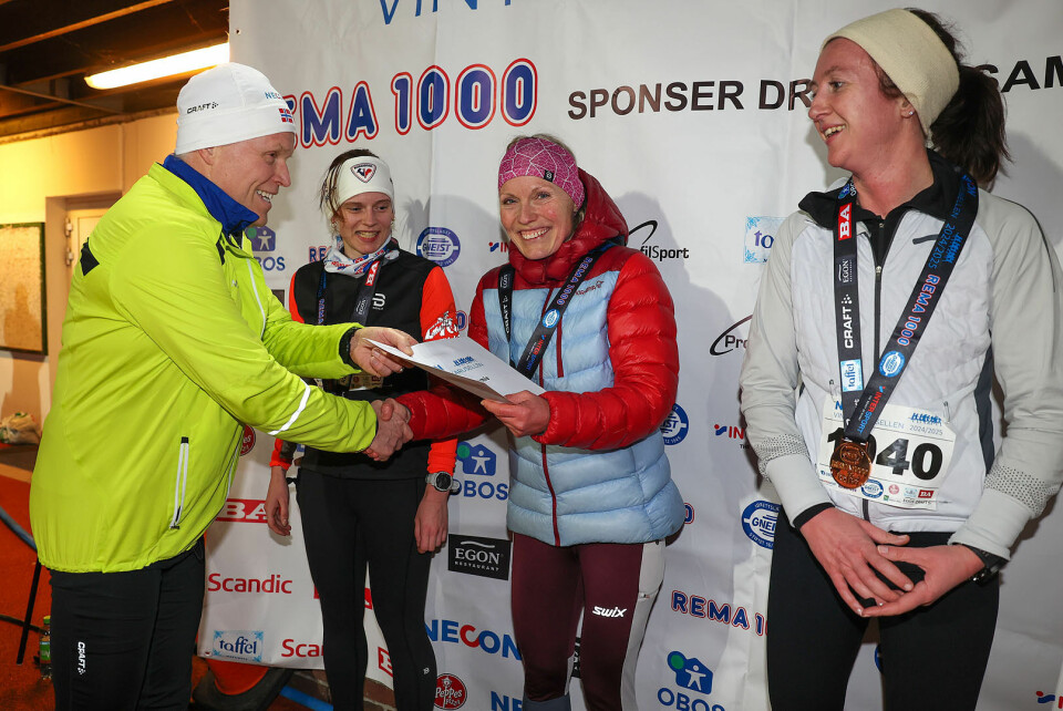 Necon-sjef Frode Vatnelid tar sin egen medisin og løper selv i karusellen som han sponser. Og det er ikke første gang han deler ut premien for seier til Renate Galleberg. Emilie Tømmerås Bentzon og Kristin Tunsberg deler premiepallen med Renate.