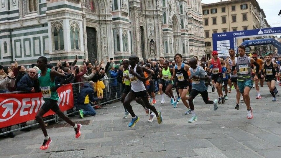 Startskuddet har akkurat gått for 9000 maratonløpere i Firenze Maraton søndag. (Foto: Arrangøren)