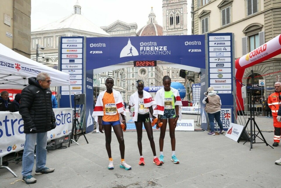 De tre suverene keynaske kvinnene i Firenze med vinneren Dorine Jerop Murkomen i midten. (Foto: Arrangøren)